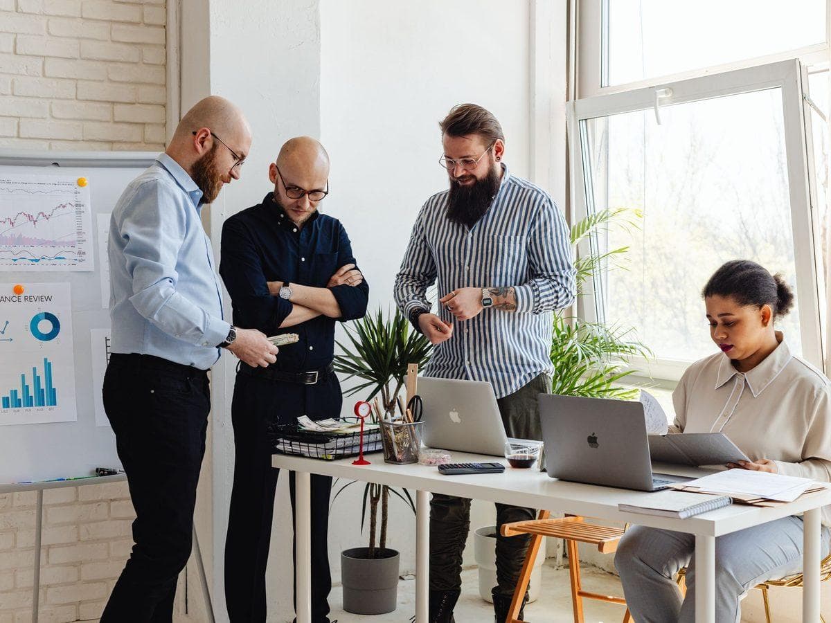 Team bei der Abstimmung im Büro