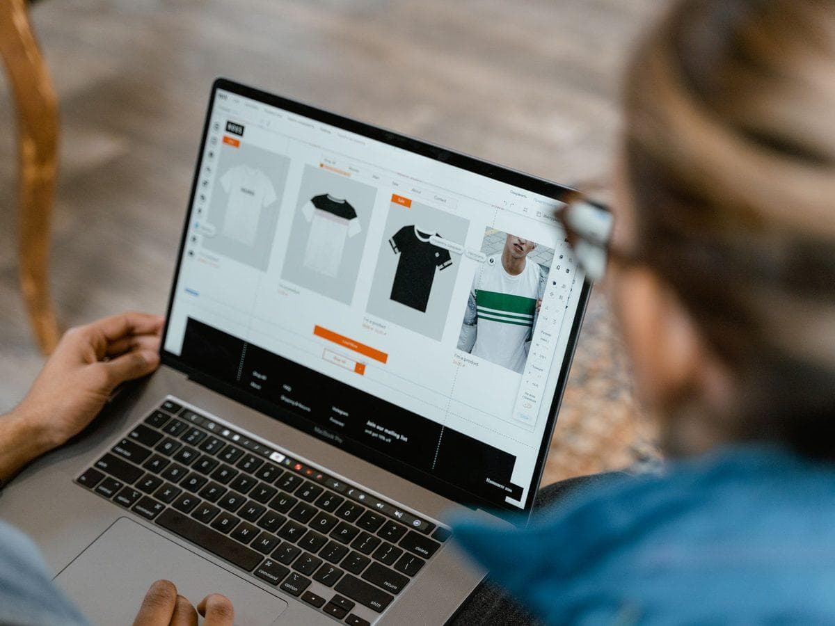 Arbeit an einer Produktseite im Shop